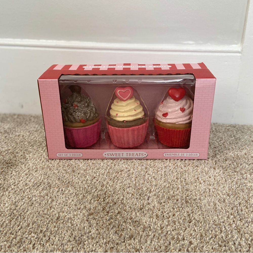 Sweet Treats Valentine's Day Decor Cupcakes NWT
